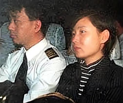1998年，国航机长袁斌只因为不满分房制度，携带着妻子，驾驶载有95名乘客的飞机