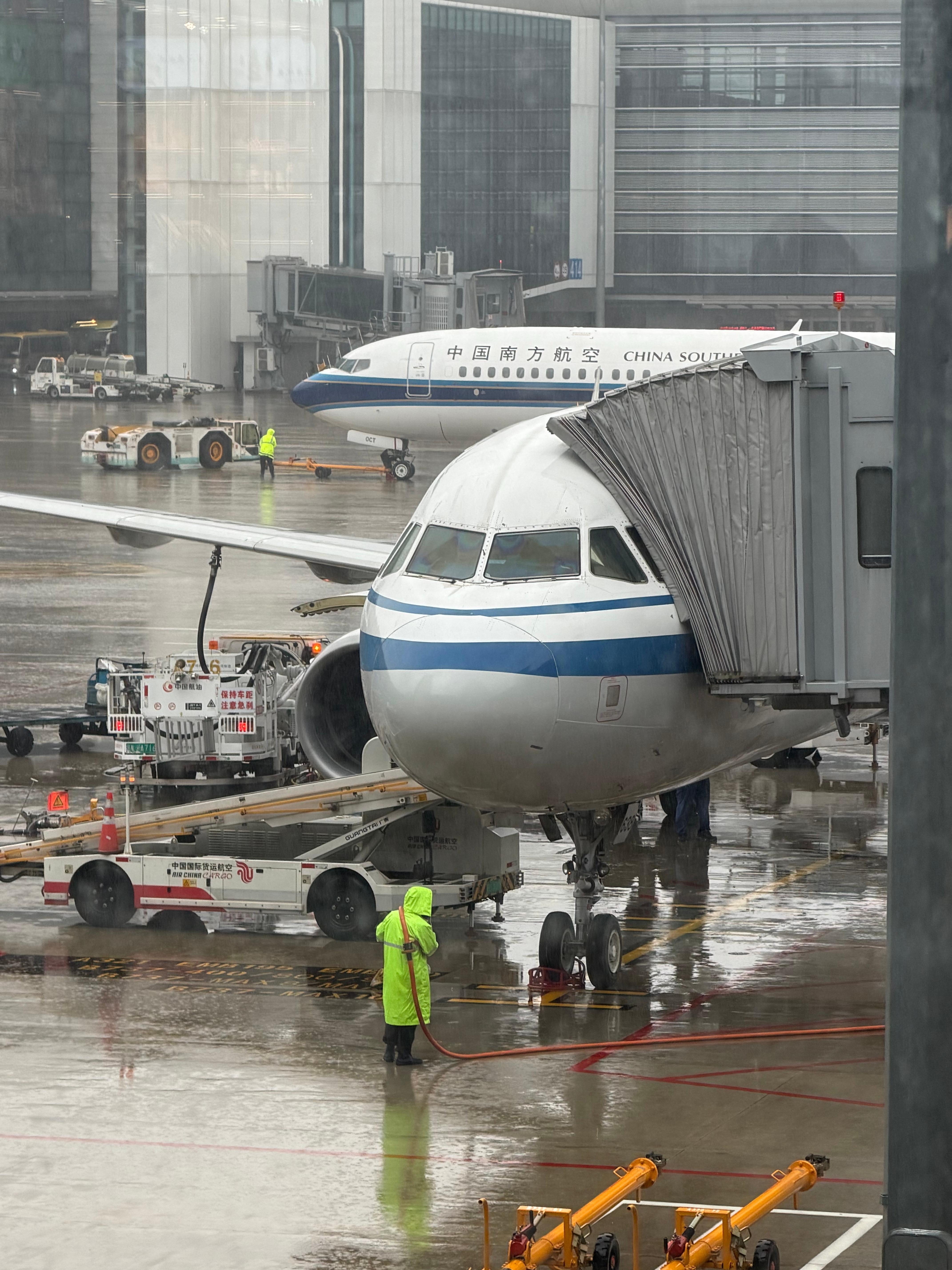 今早杭州下大雨，送了孩子去幼儿园再赶去机场，差点没赶上飞机这次真是匆匆忙忙，连滚