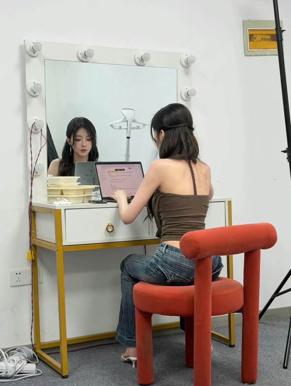 柳柳告白夜收到手机膜的感受柳柳分享收到礼物的心理活动本来看到他掏出手机膜，就觉得