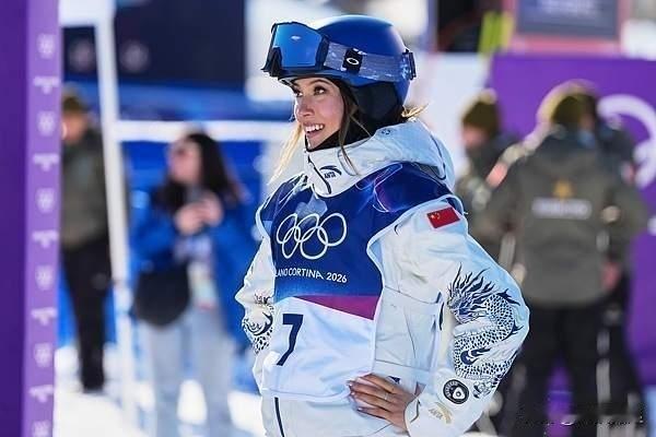 谷爱凌的决赛时间太友好了！
由于天气原因，米兰冬奥会自由式滑雪女子U型场地技巧决