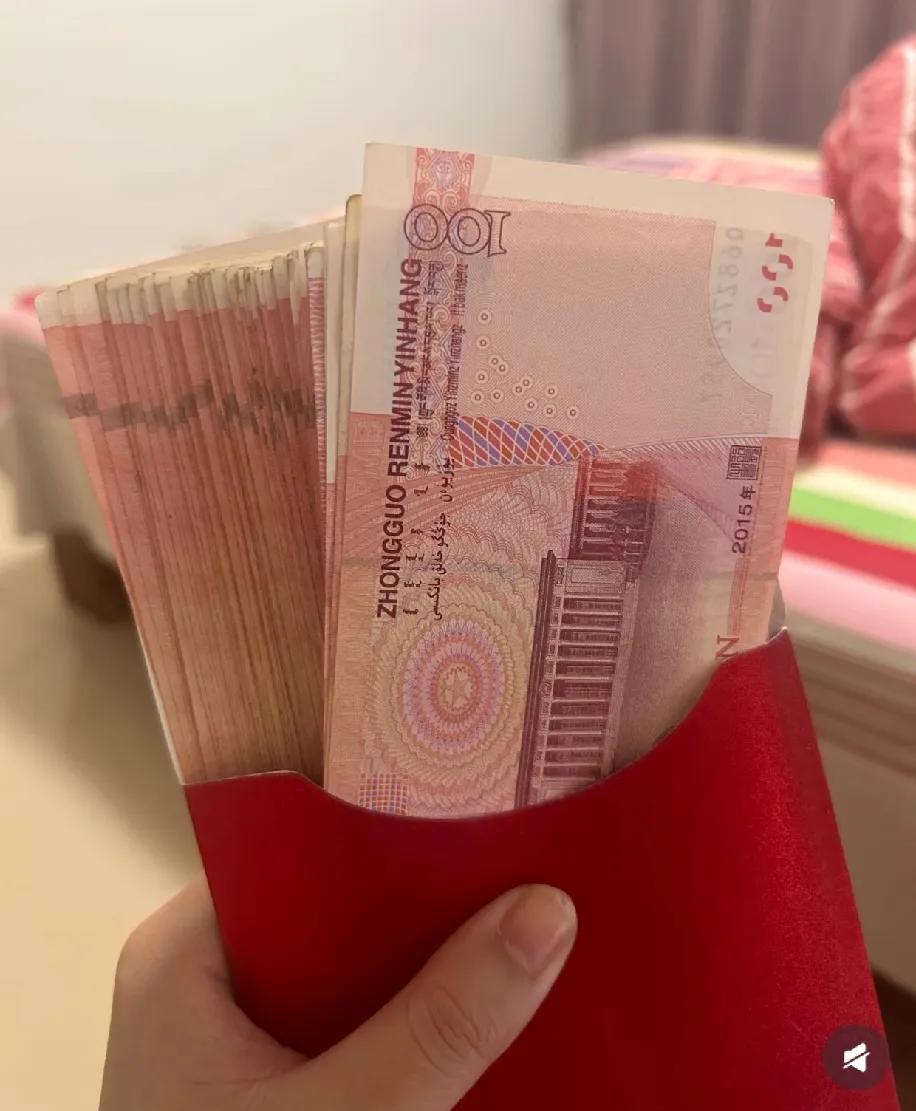 攥着这沓现金，才懂“钱的厚度”是啥安全感。
 
最近钱焦虑得慌，取了一万现金放家