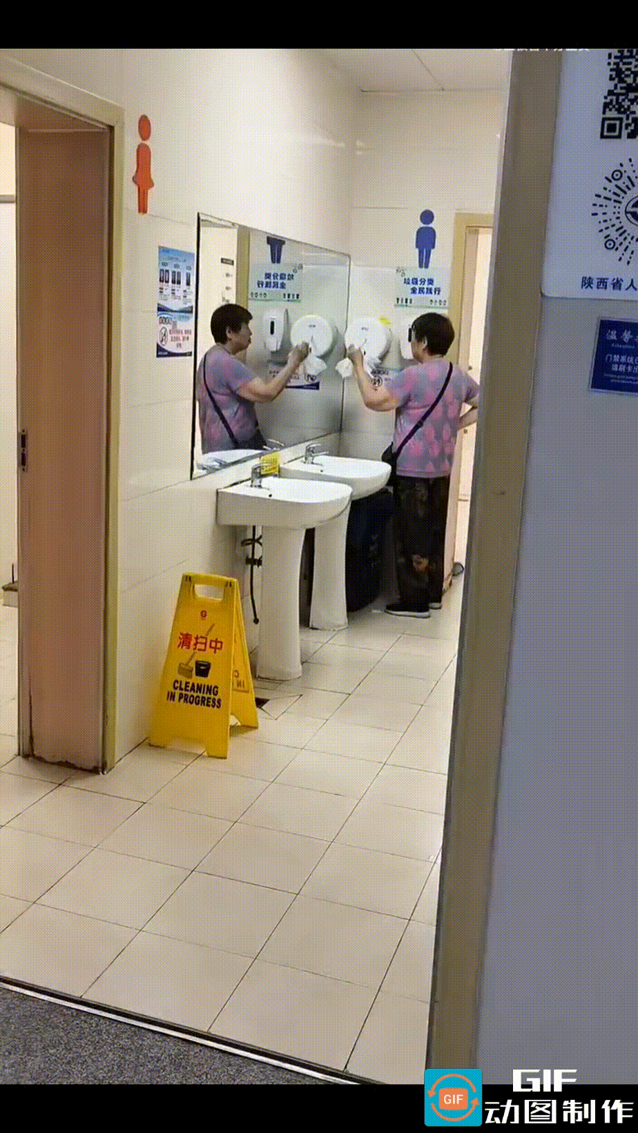 为什么公厕现在都不提供手纸呢，看看大妈的行为，你就会恍然大悟。
在此之前大妈已经