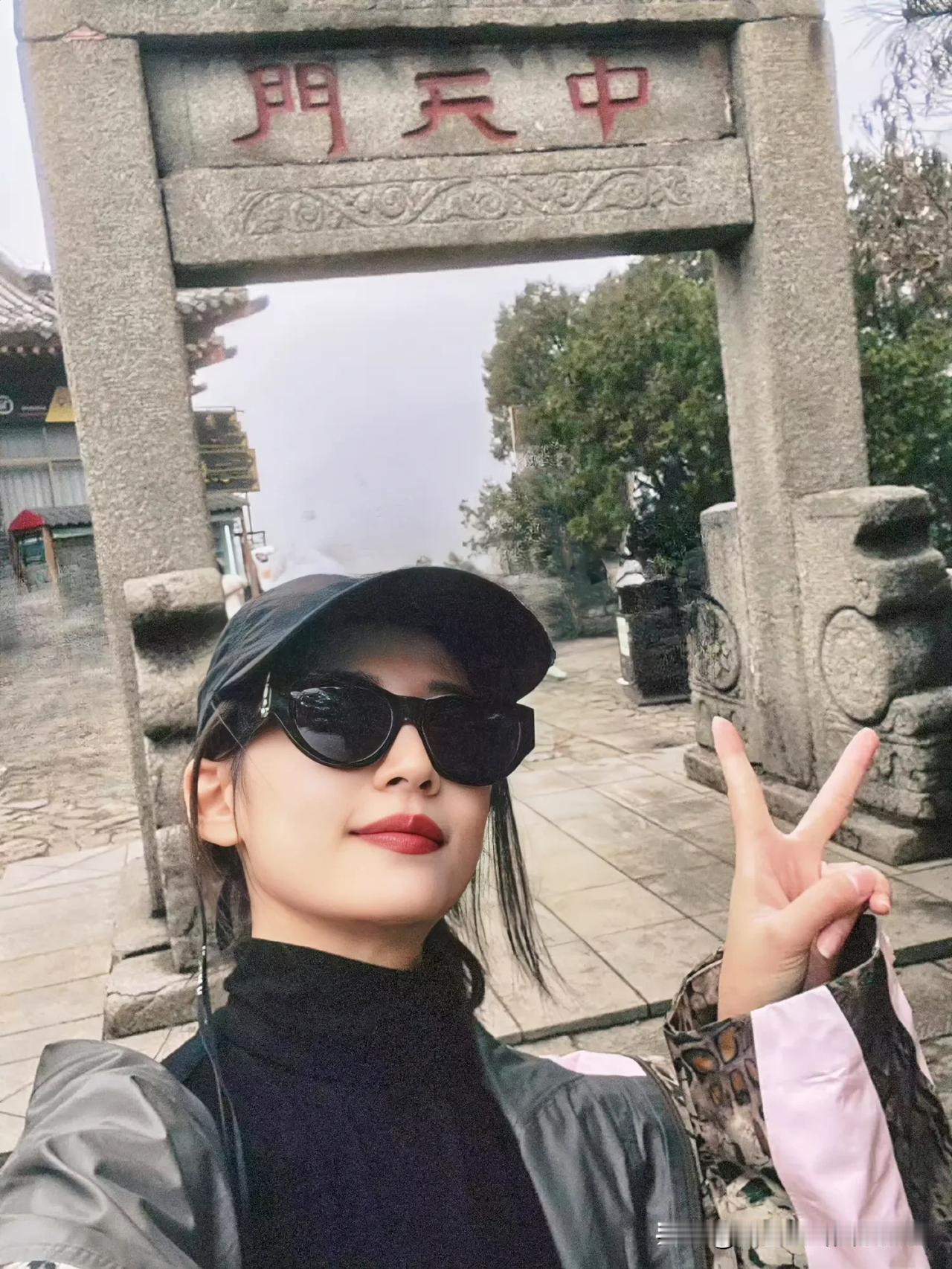 陈钰琪打卡古风打卡地，美美哒！👍🏻📸