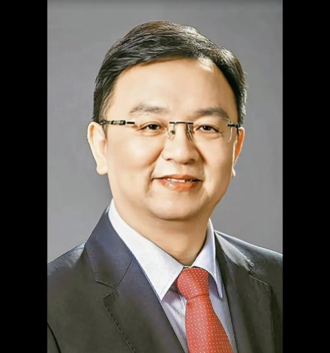 13岁丧父，15岁丧母，为了供他读书，嫂子卖掉嫁妆，如今成为身价千亿的汽车大王，