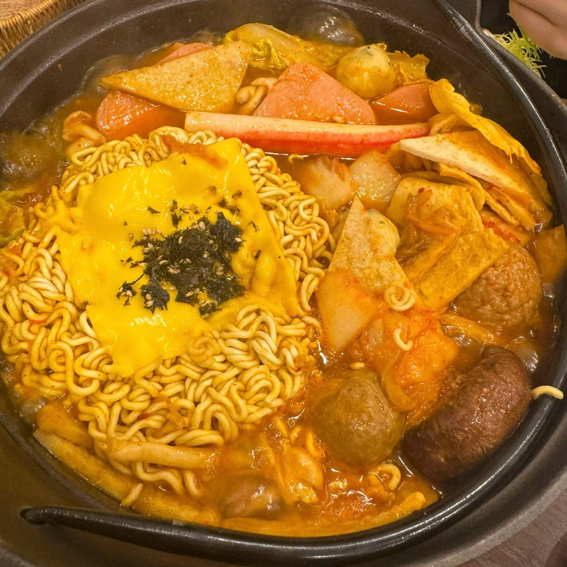 咕嘟咕嘟的部队锅，流心滑蛋猪排饭，裹满酱汁的意面，还有香酥脆口的小吃。碳水使人幸