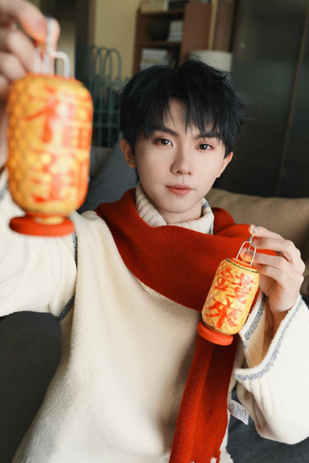 马嘉祺马年开工照 马嘉祺马年开工照来啦  白色毛衣搭配红围巾，一整个福气拉满呀~