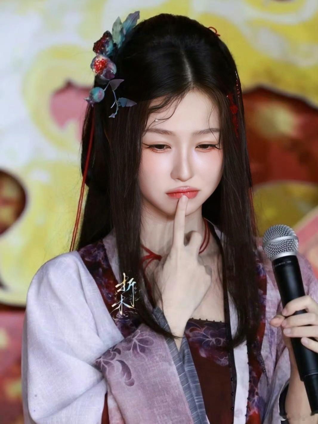 欣欣子这个小表情有种小鸟依人的感觉，好萌好可爱啊！有种想保护的欲望虞书欣念相思蚌