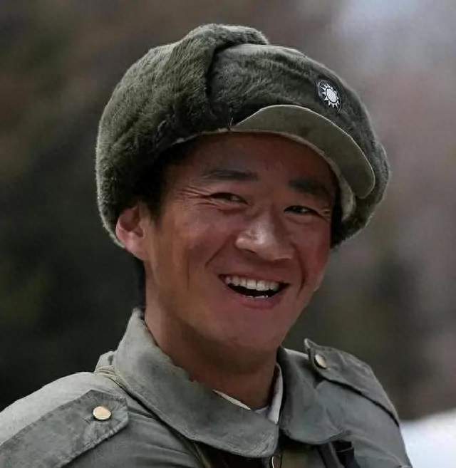知名演员无戏可拍，回老家摆摊卖炒面，张颂文一句话揭开内娱真相