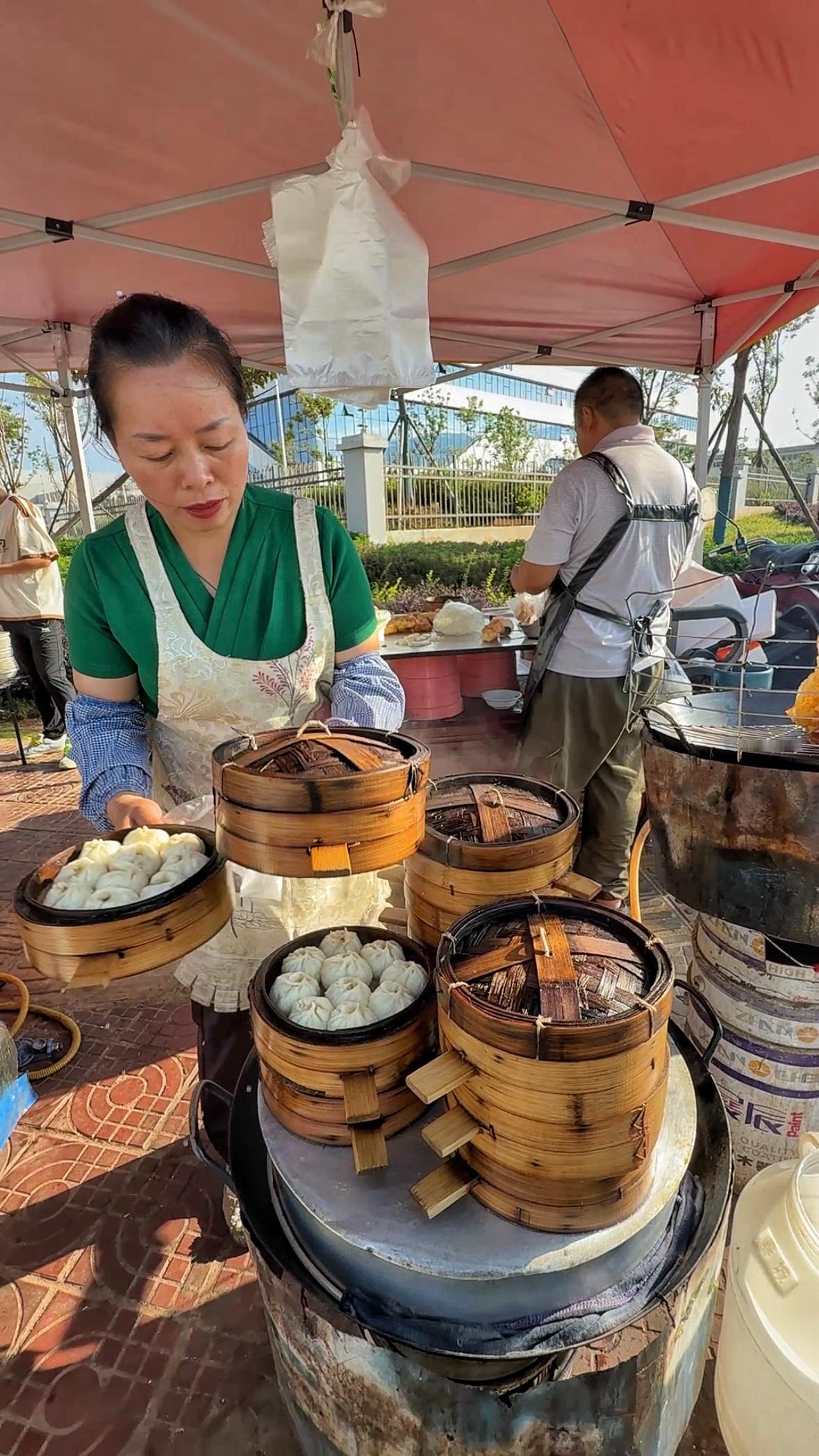 纵使生活再不易，也阻止不了这世间有一股温暖的烟火气。2块钱现炸的油条、3块钱现做