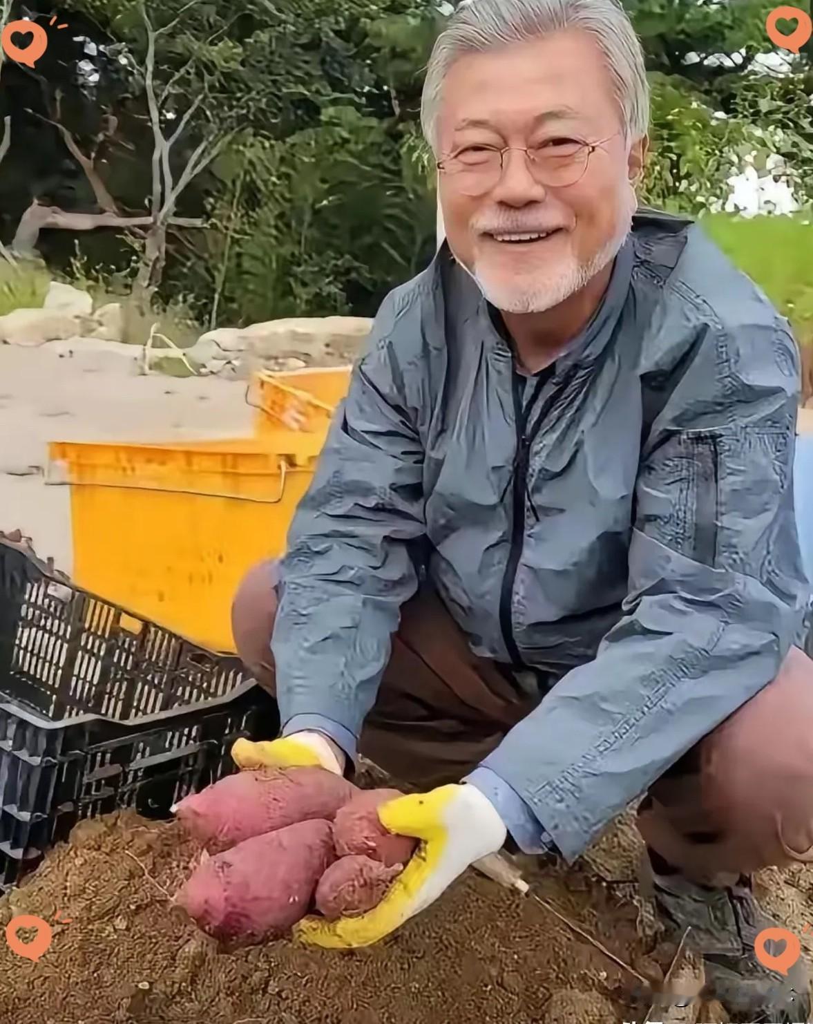 韩国前总统文在寅这日子过得，确实让人看不懂。

每个月领着折合人民币7万多的退休