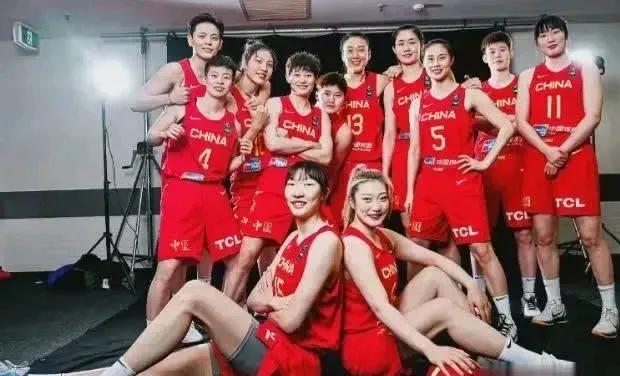 中国女篮奥，唐毓和陈明伶都能选入中锋。难道刘雨彤不能吗？刘雨彤要在第三中锋位置。