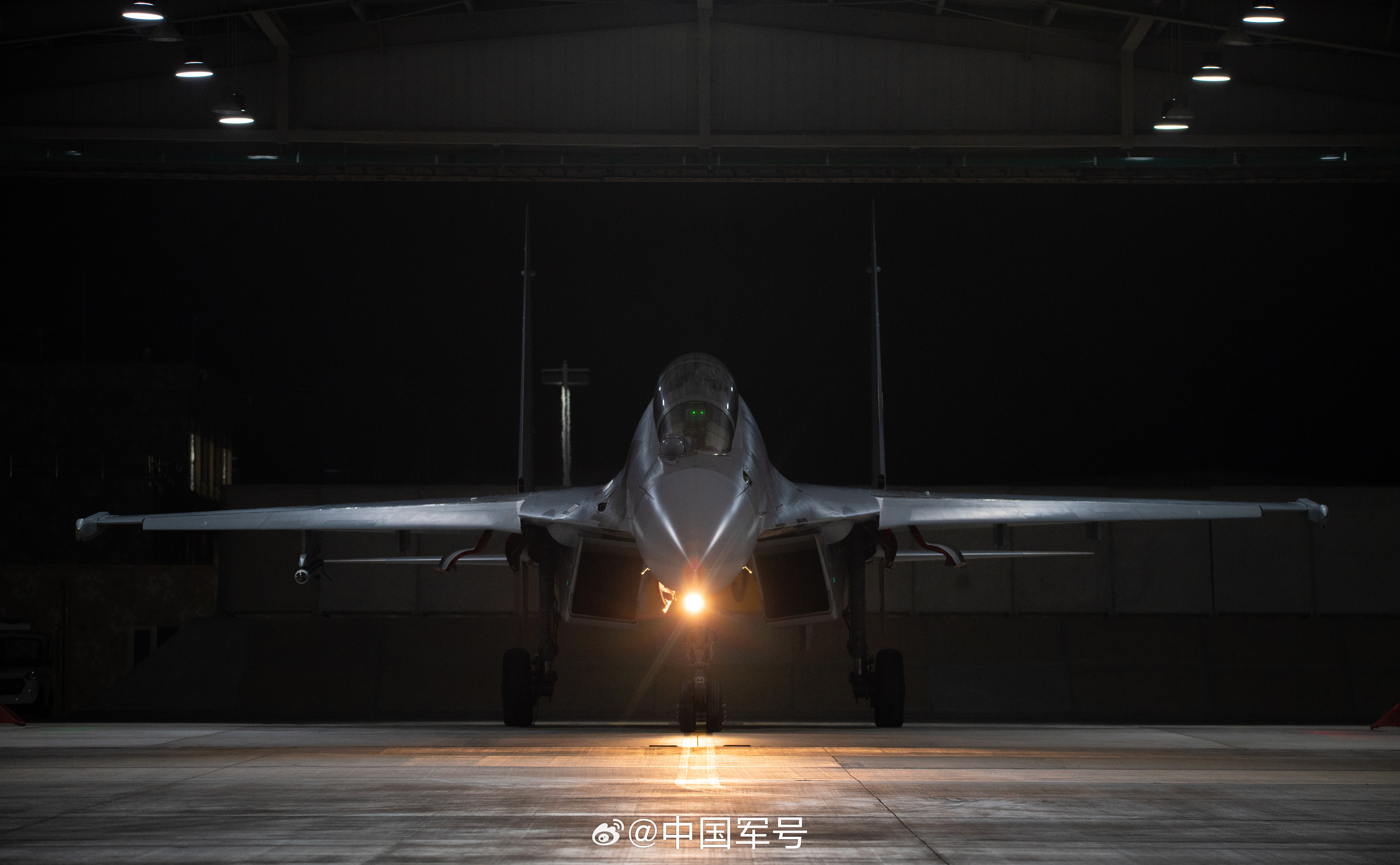 【夜空振翅！战鹰暗夜训练每一张都是大片[666]】近日，空军某部组织下半夜、拂晓