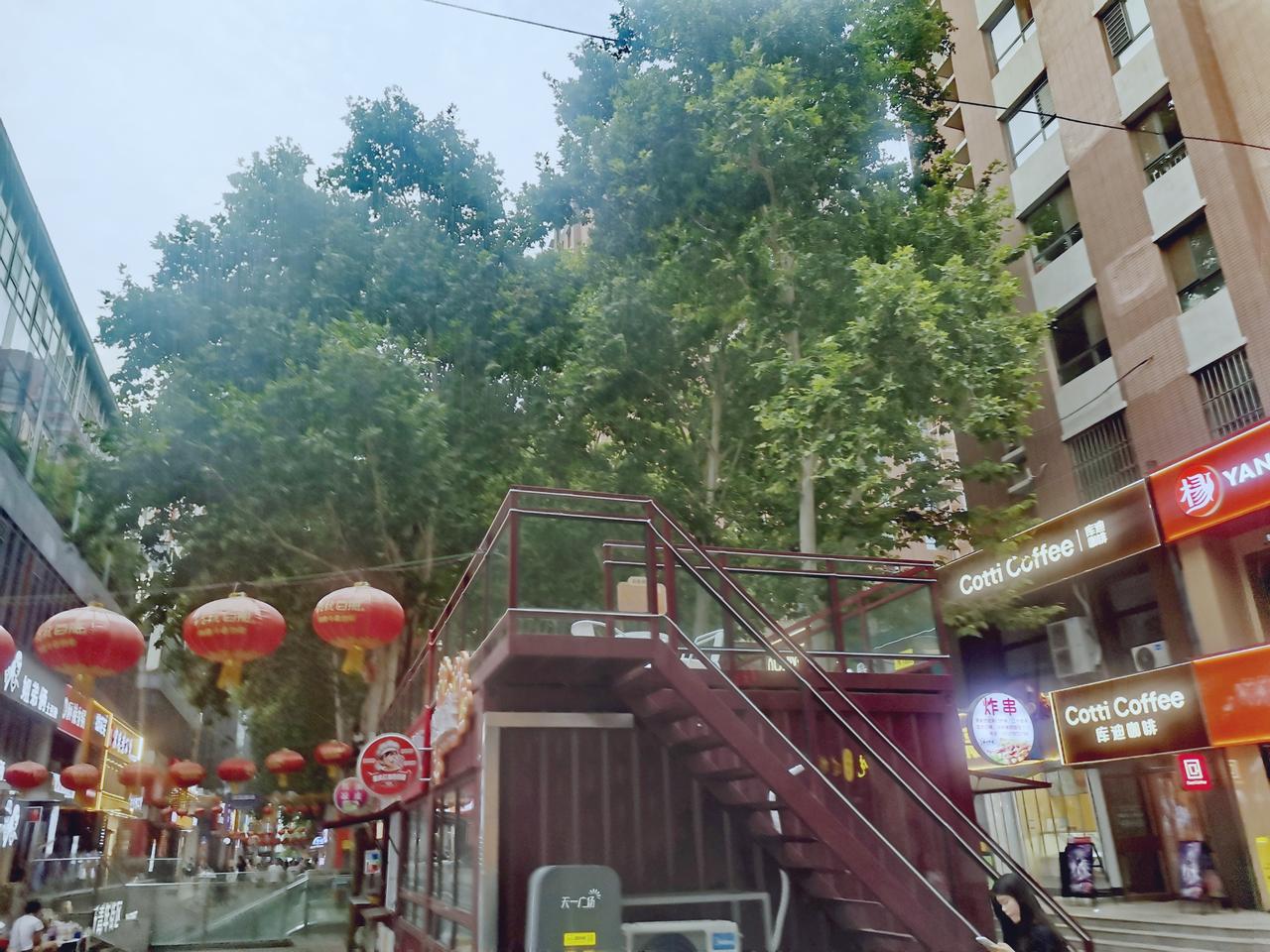 邢台天一城梧桐街食品屋升级，令人舒适，值得点赞。食品屋的食品不但品类丰富还清洁卫