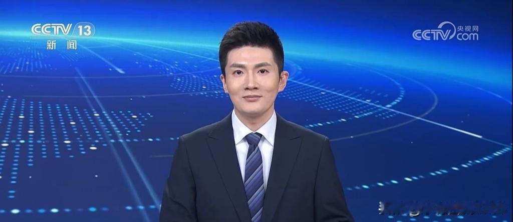 近日，央视（CCTV—13）《新闻直播间》栏目迎来了一位90后新主播，他的名字叫