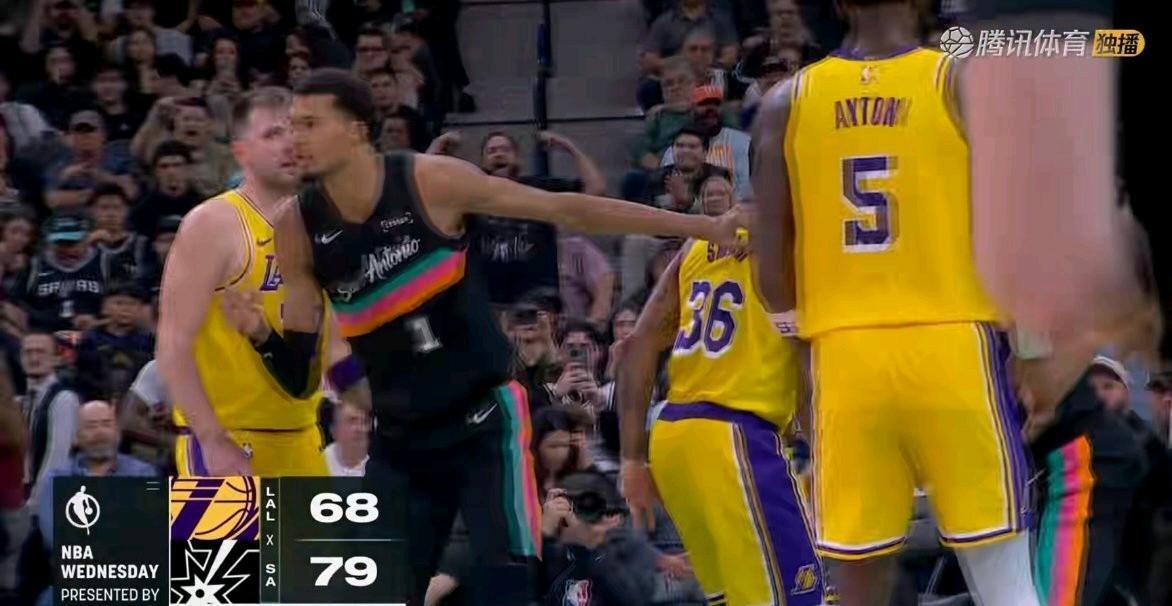 湖人68-79落后马刺进入第四节。
虽然湖人第三节没崩盘，那就还有希望。但事实证