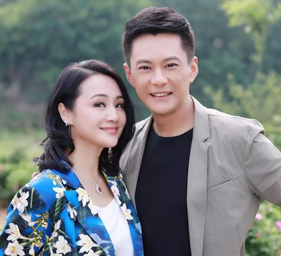 [微风]2009年，曹颖嫁给了没有名气的王斑，婚后不久就生下一个儿子，可儿子才刚