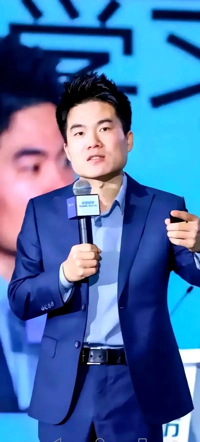 觉得董宇辉，西装一穿帅呆了，才气更是不用说，不知为什么有人讨厌他？说董宇辉满嘴鸡