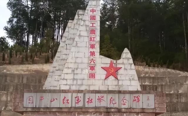 1934年，800红军途径贵州时突然失踪，事后，中央多次派人寻找，都没有消息。6