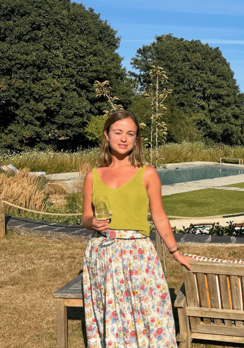 英王室“第一时尚网红”隐居康沃尔！30岁阿米莉亚女爵的夏日造型，比凯特王妃更敢穿