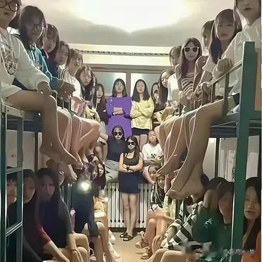 满满青春的压迫感和窒息感[泪奔]这两个门，貌似都好进、不好出啊！

你怎么看？
