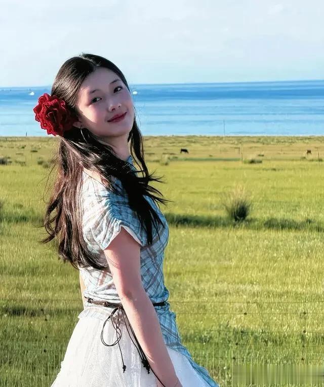 女大学生暑假去青海玩，长得太像大S了，只是比大S年轻，眼神更清澈。

大S没有她