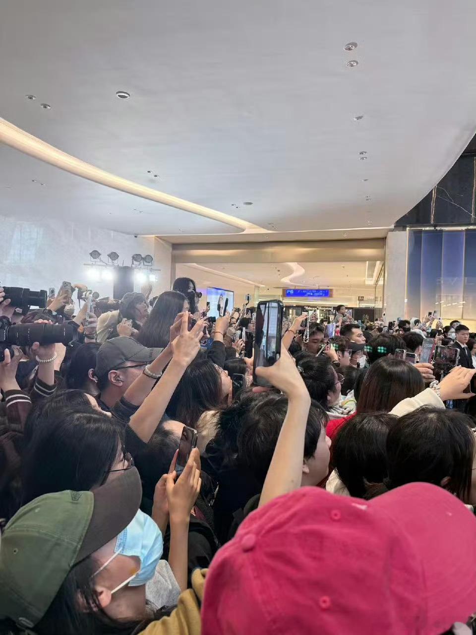 郭俊辰线下人气郭俊辰线下活动人气火爆，线下人气爆灰白造型配金丝眼镜超帅，现场氛围