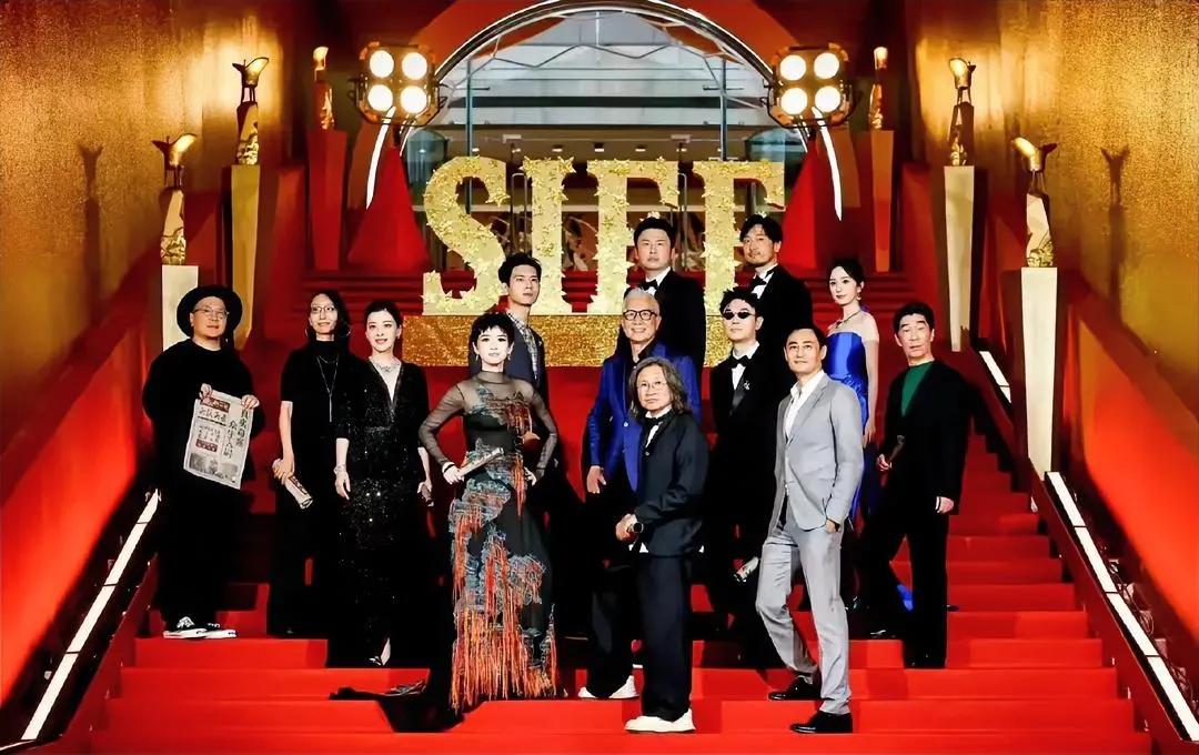 《酱园弄》演员合照，都说杨幂好看，颜值演技衣品也超过了章子怡，更是梅婷不能比的，