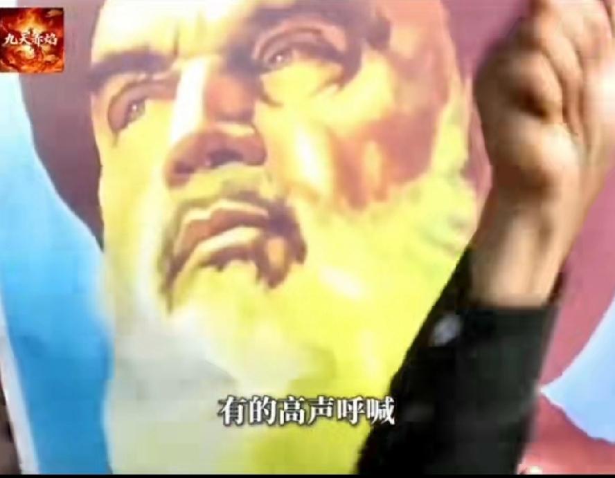 震撼历史:伊朗精神领袖，霍梅尼葬礼失控，数百万人争抢裹尸布掀翻棺木

1989年