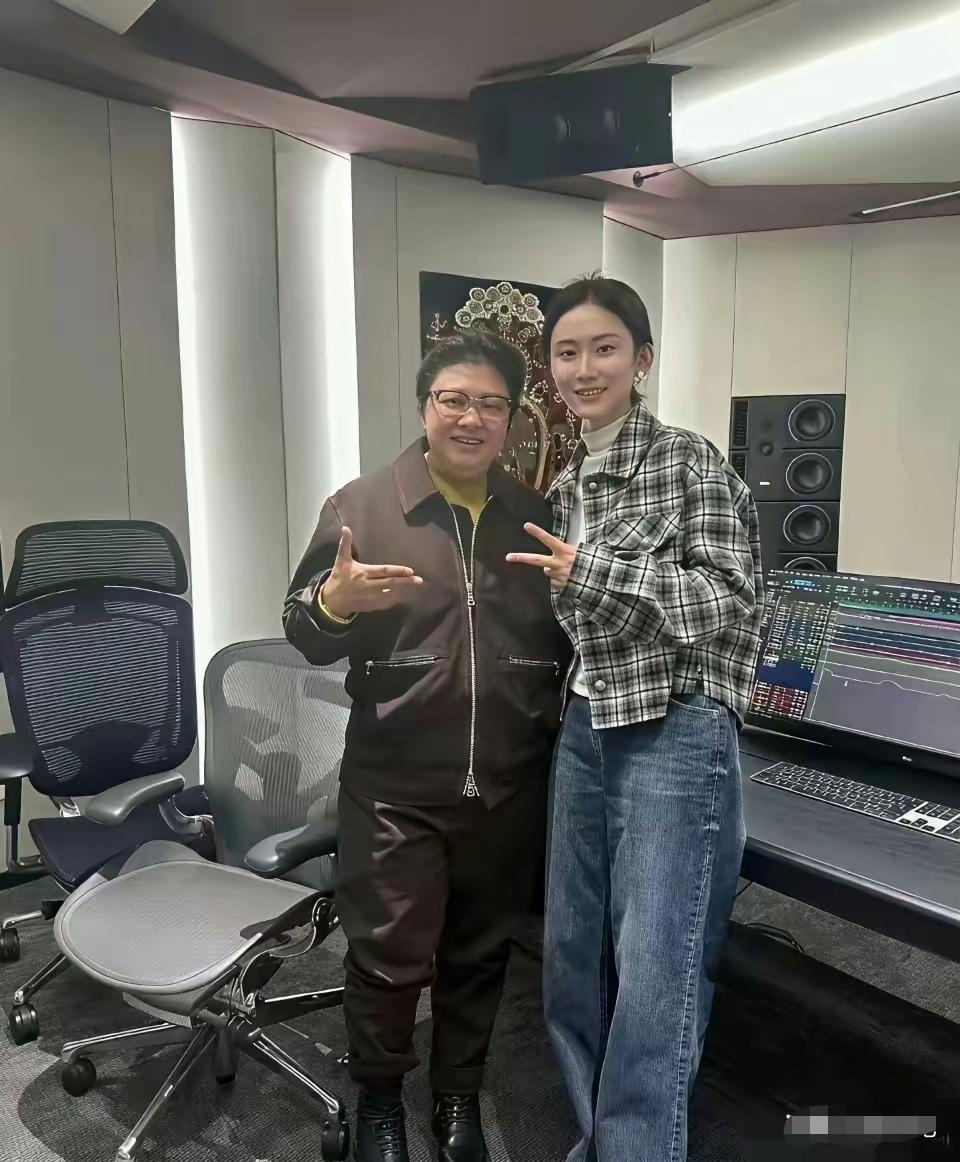 韩红，好适合穿这种衣服，很酷很飒。