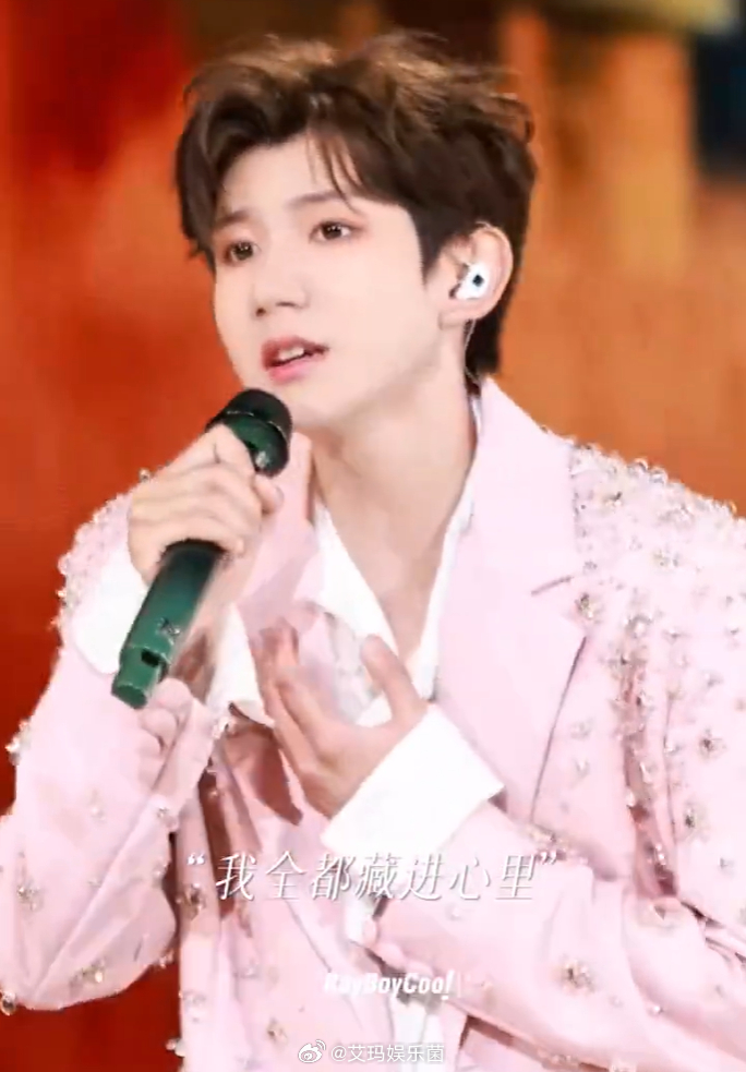 王源南昌演唱会的嘉宾是班小松 哇塞！王源南昌演唱会居然请了班小松当嘉宾，这组合太