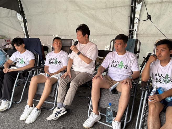 面对致癌油风暴，国民党台北市议员杨植斗带台北市议员参选人赖苡任、新北市议员参选人