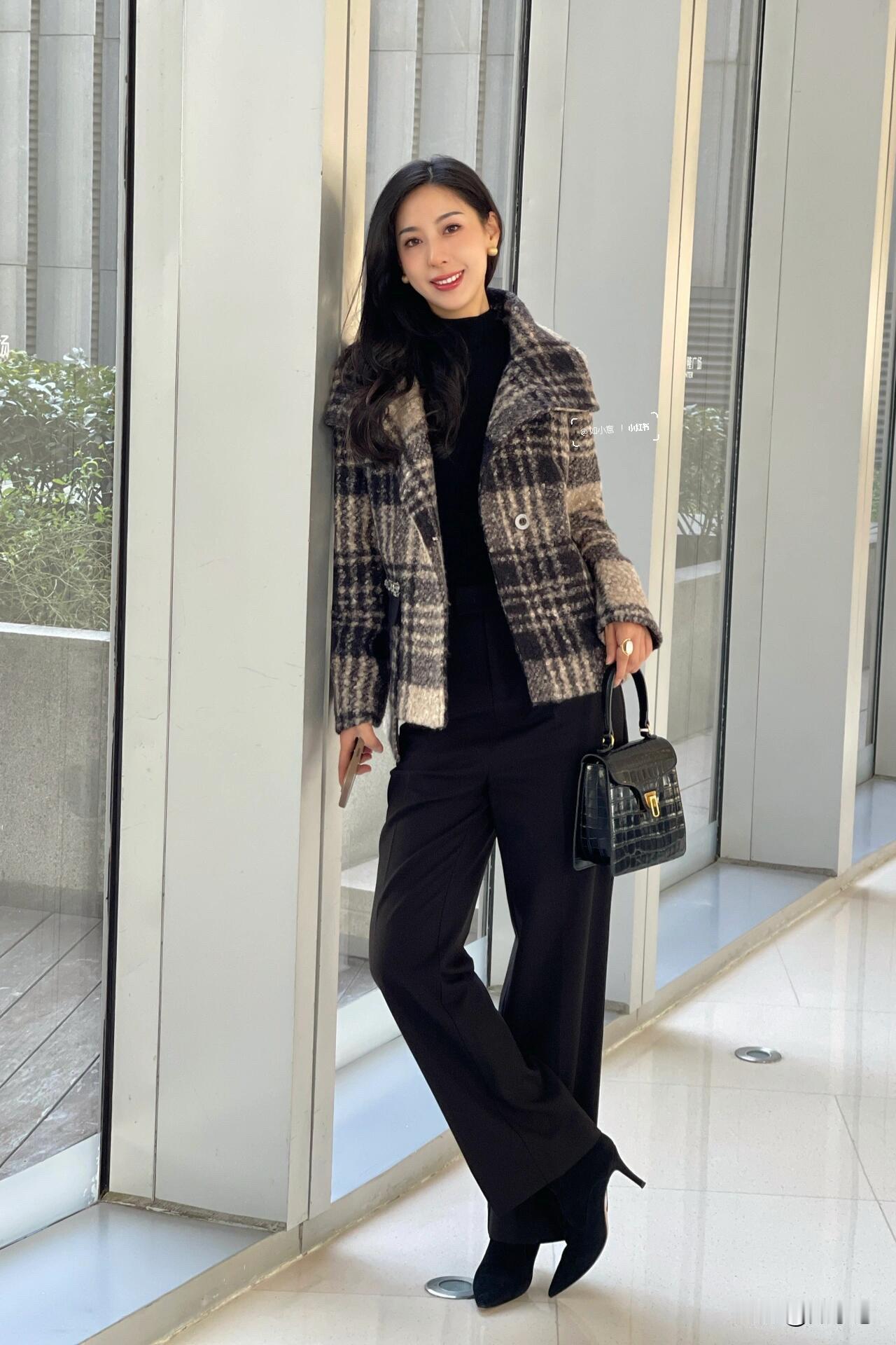 办公大楼里的时髦女郎
格纹大衣是我的衣橱必备啦
英伦复古，帅气随性
是一件很容易