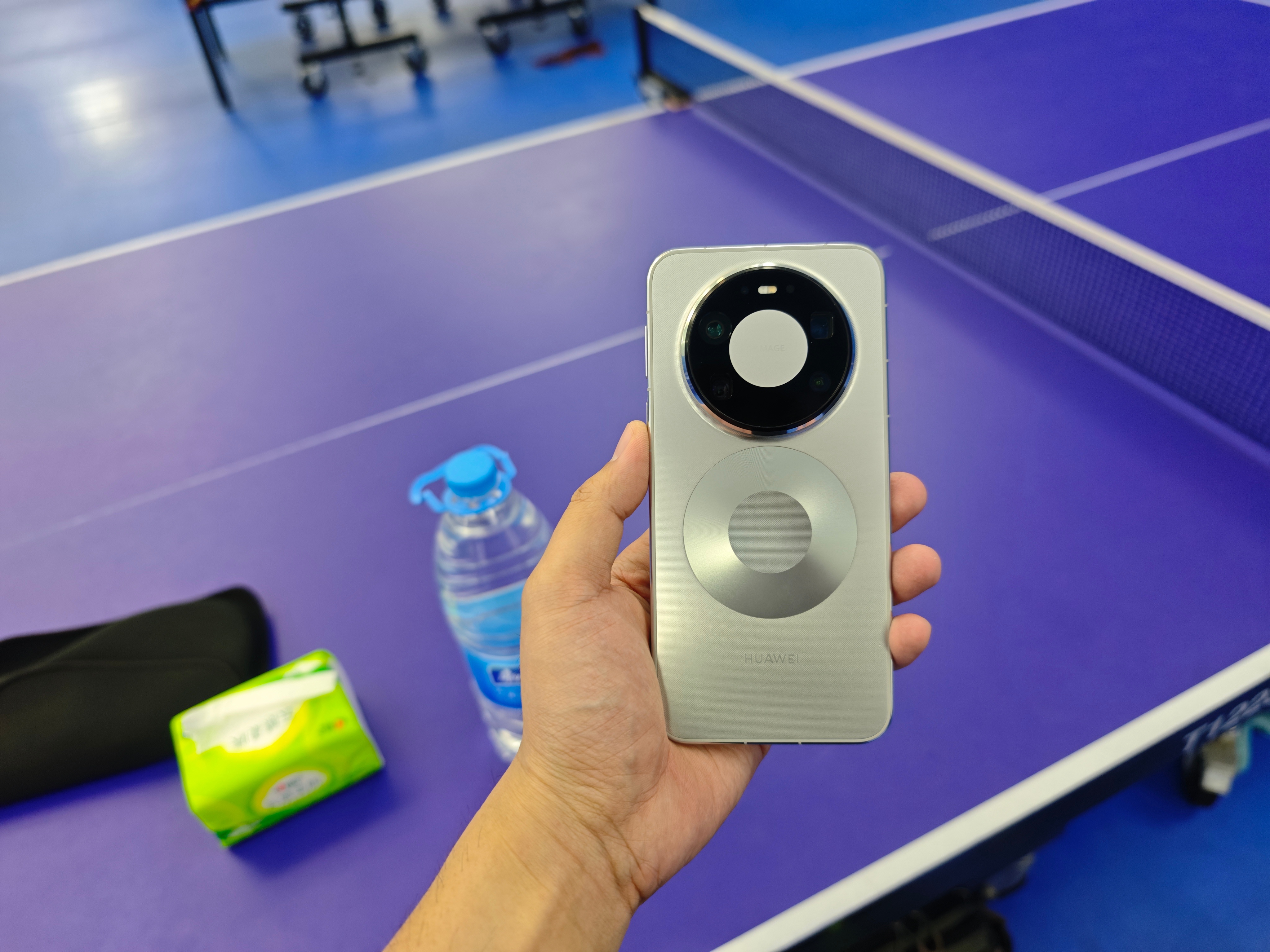 兄弟们，我朋友终于换手机了！2019年双11买的华为Mate30 Pro，用了整
