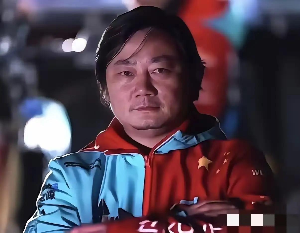 普通人创业账上没钱，八成早散伙了。
张雪这哥们儿，路子野得让人发毛。
2025年