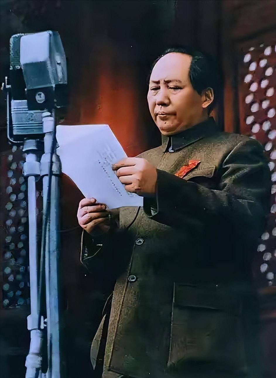 这是毛主席演讲时的真实瞬间，都看看吧，他是中国历史上第一个喊出“人民万岁”的领袖
