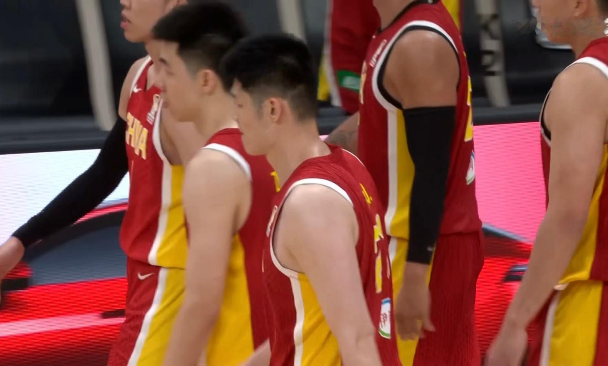 三节比赛结束，中国男篮落后日本男篮15分。 中国男篮vs日本男篮