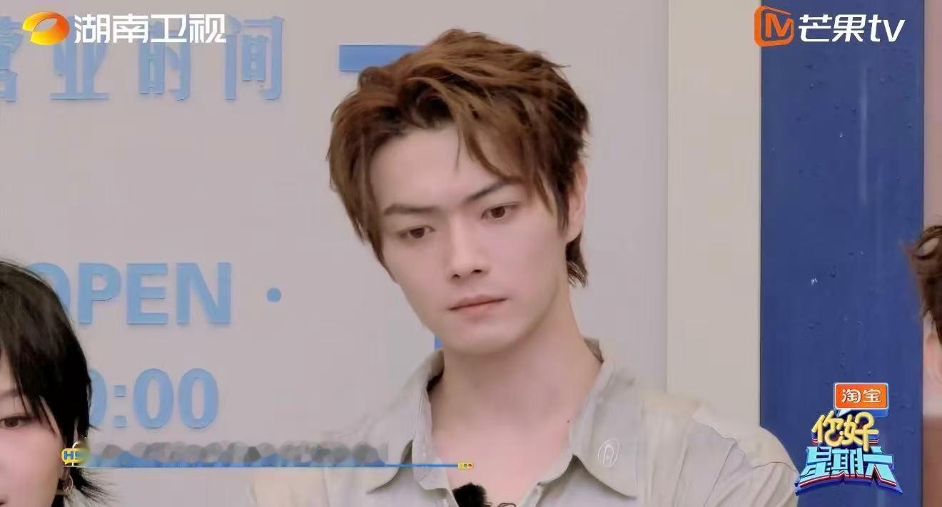 许凯密逃后遗症来了 灵气辣椒突然掉落许凯瞬间躲到何老师身后！这反应速度快到像排练