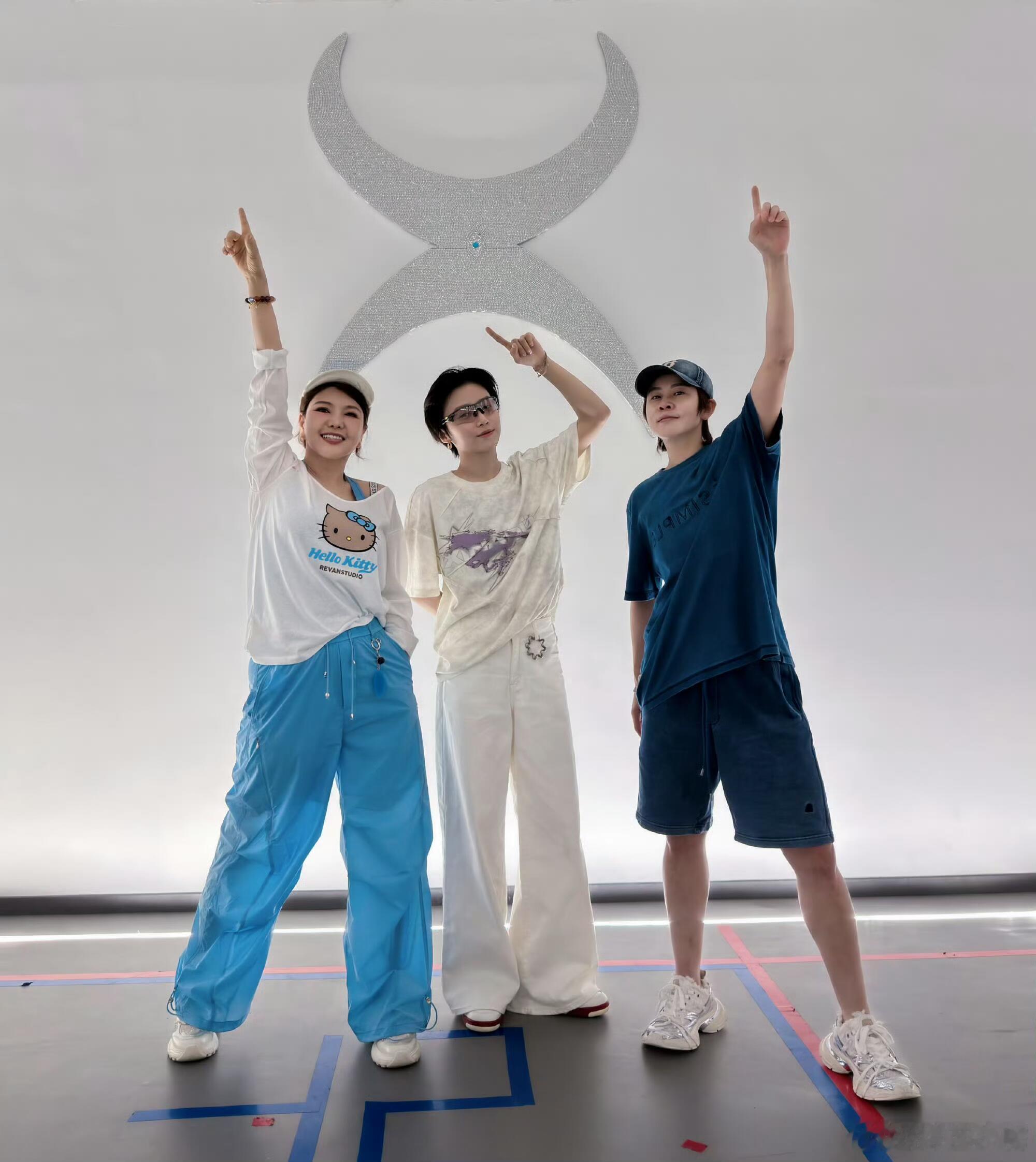刘雨昕的大师课王濛是按季度交费的吧 四公表演正式开始，刘雨昕化身授课老师，大师课
