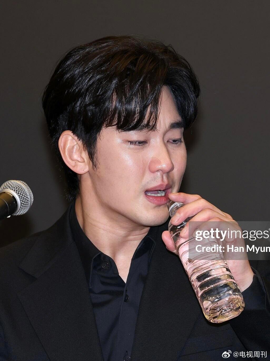 金秀贤全妆参加记者会金秀贤记者会状态VS金赛纶记者会状态 同样是参加记者会，金秀