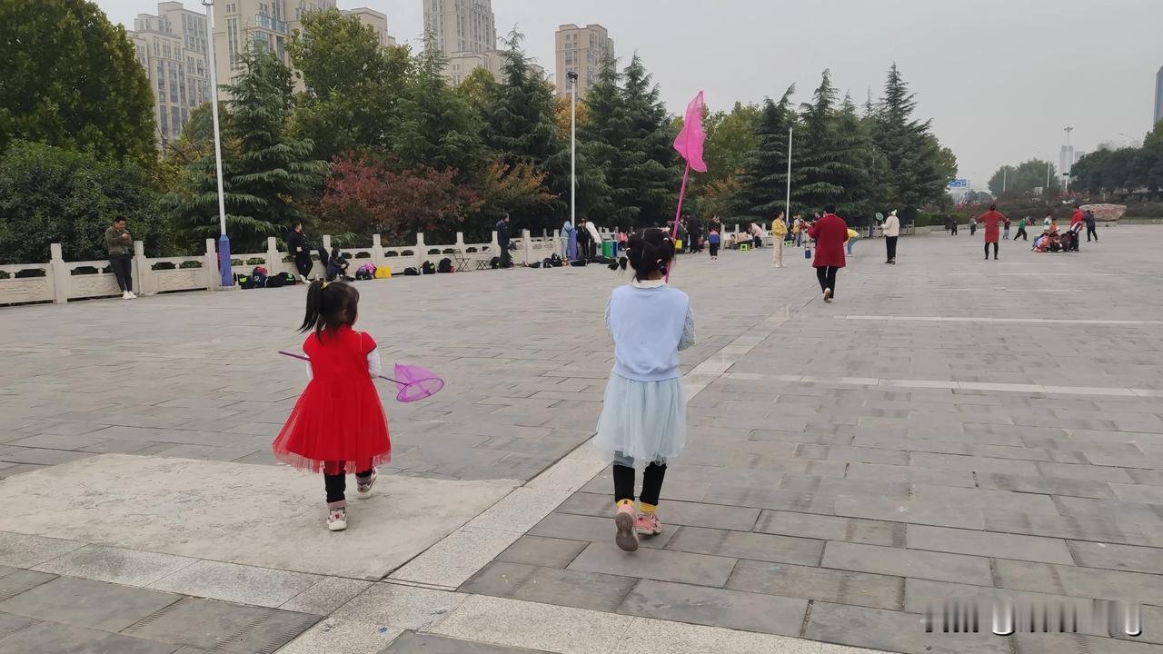 每次出门都是要这要那，这次我来了个狠的，叫她们把上次买的玩具便宜出售，卖出去了就