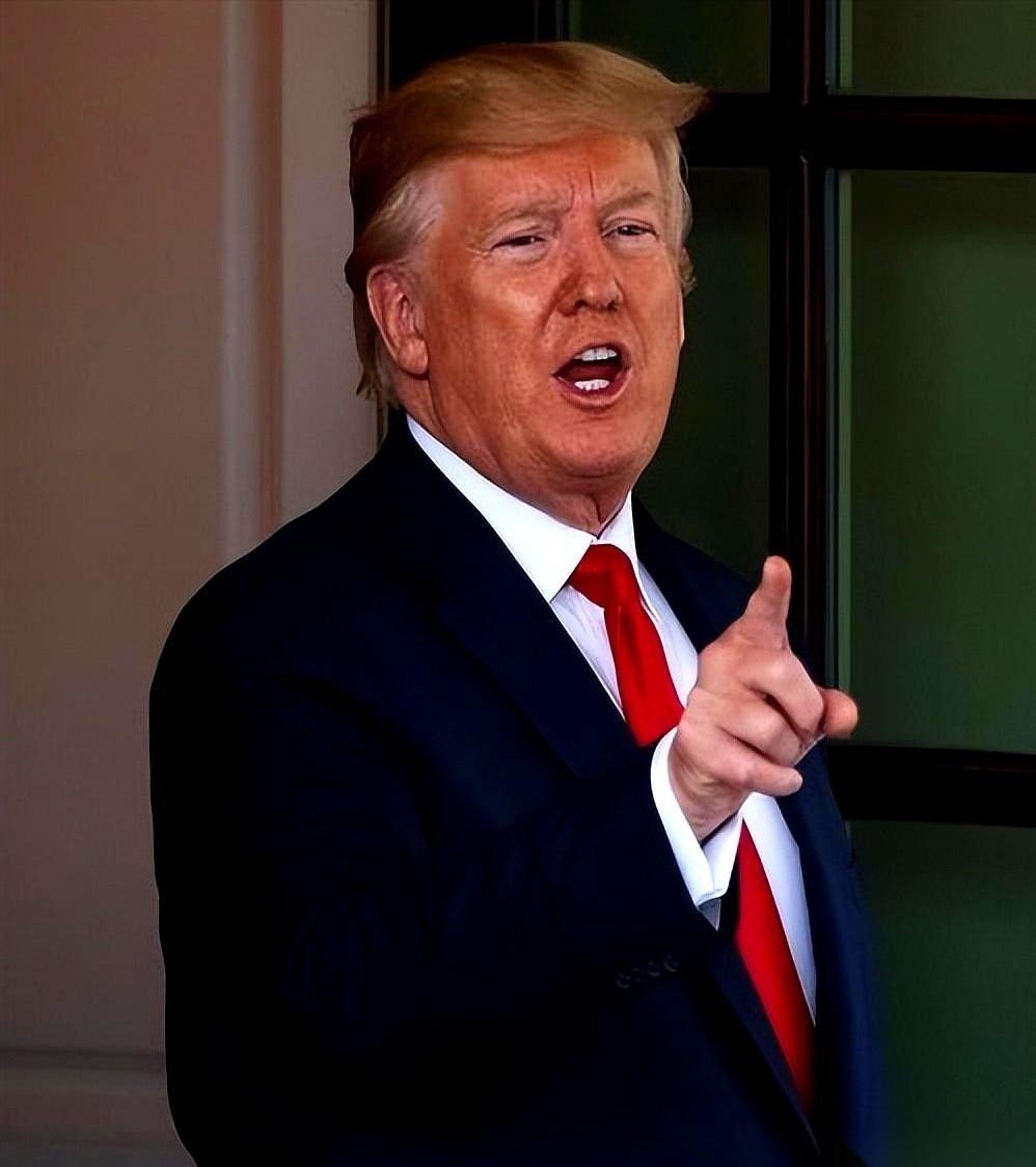 有人当面问特朗普：“这世界上还有谁能管得了你？”
他没躲，凑近麦克风，几乎是用耳