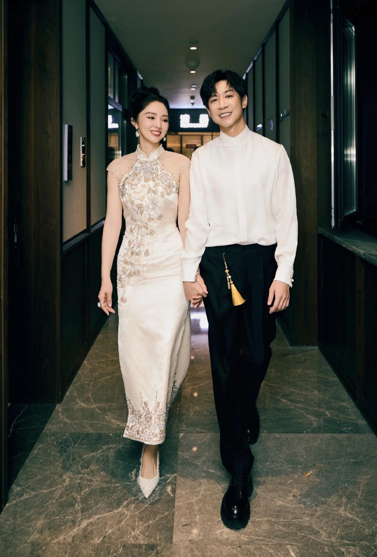 9月27日，董璇晒结婚照，她与老公张维伊举办的中式婚礼，夫妻俩脸上满满的幸福。