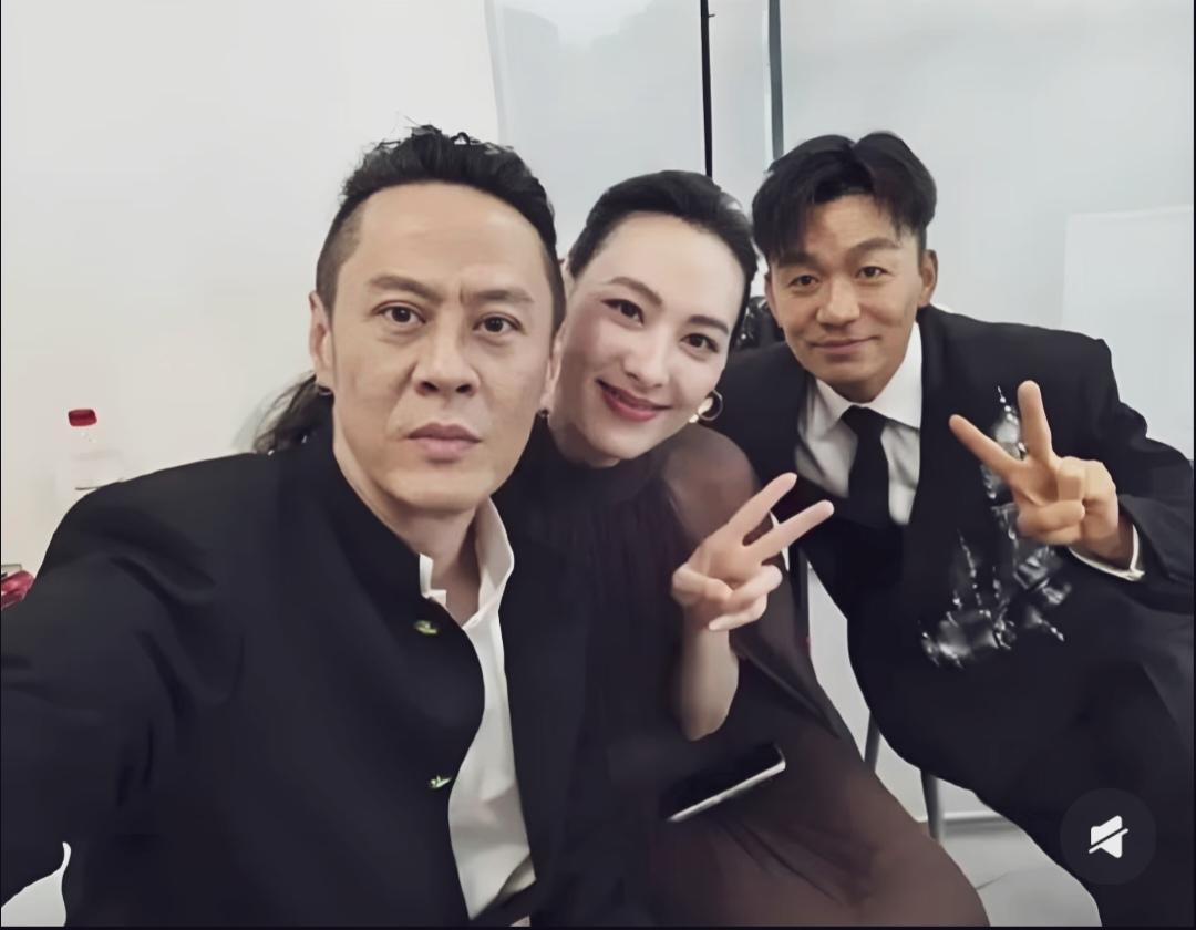 王宝强西装革履帅气逼人，但是发型很搞笑。