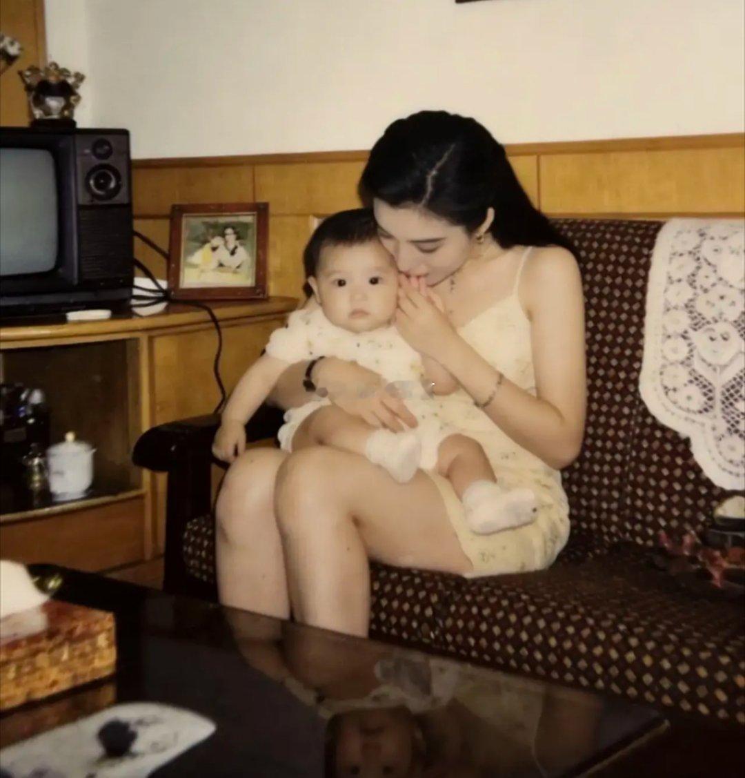 那个年代，这种颜值可以出道做明星了。 