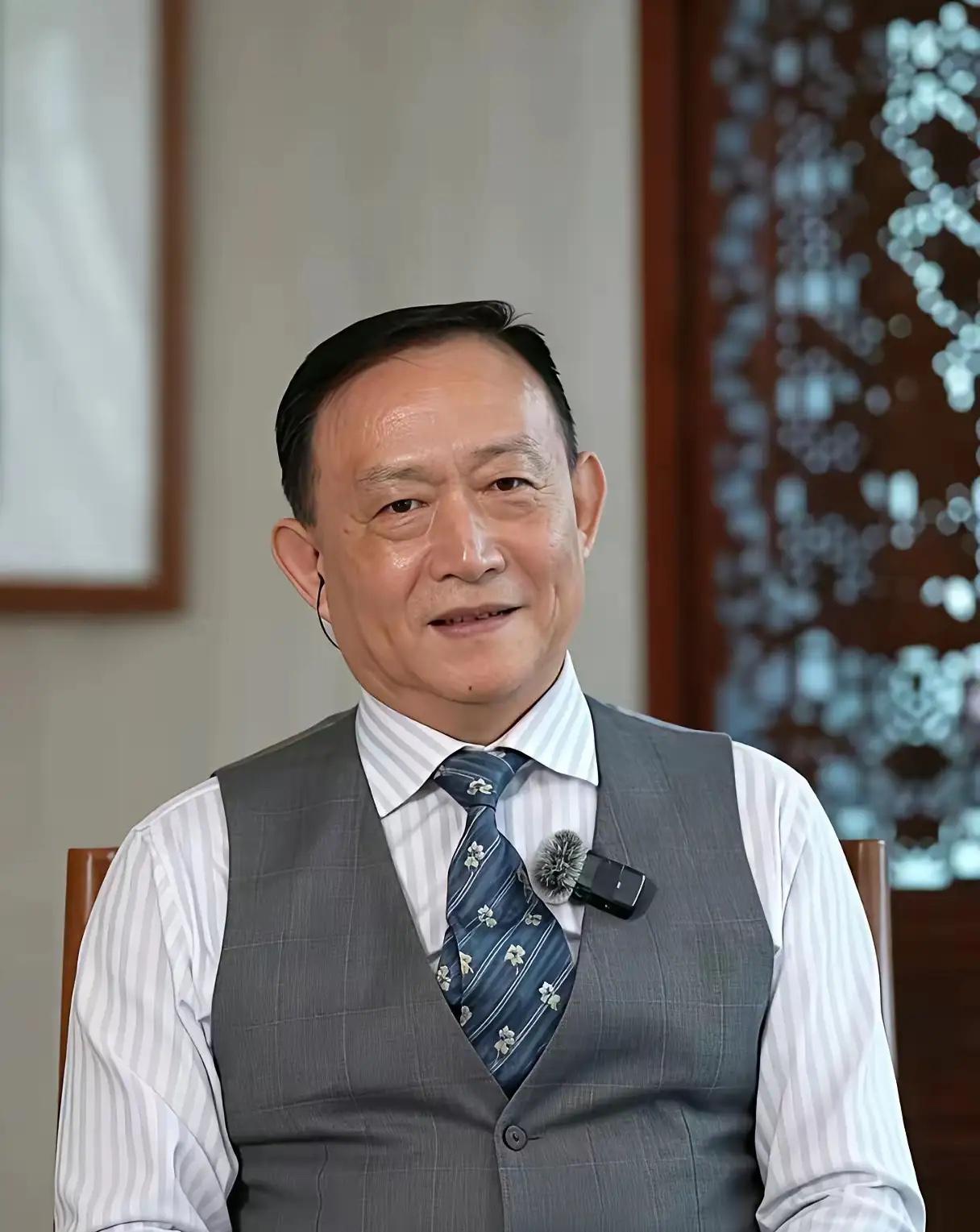 著名经济学家卢麒元教授最近称：咱们的股市要真正好起来，光防着外面的资本没用，关键