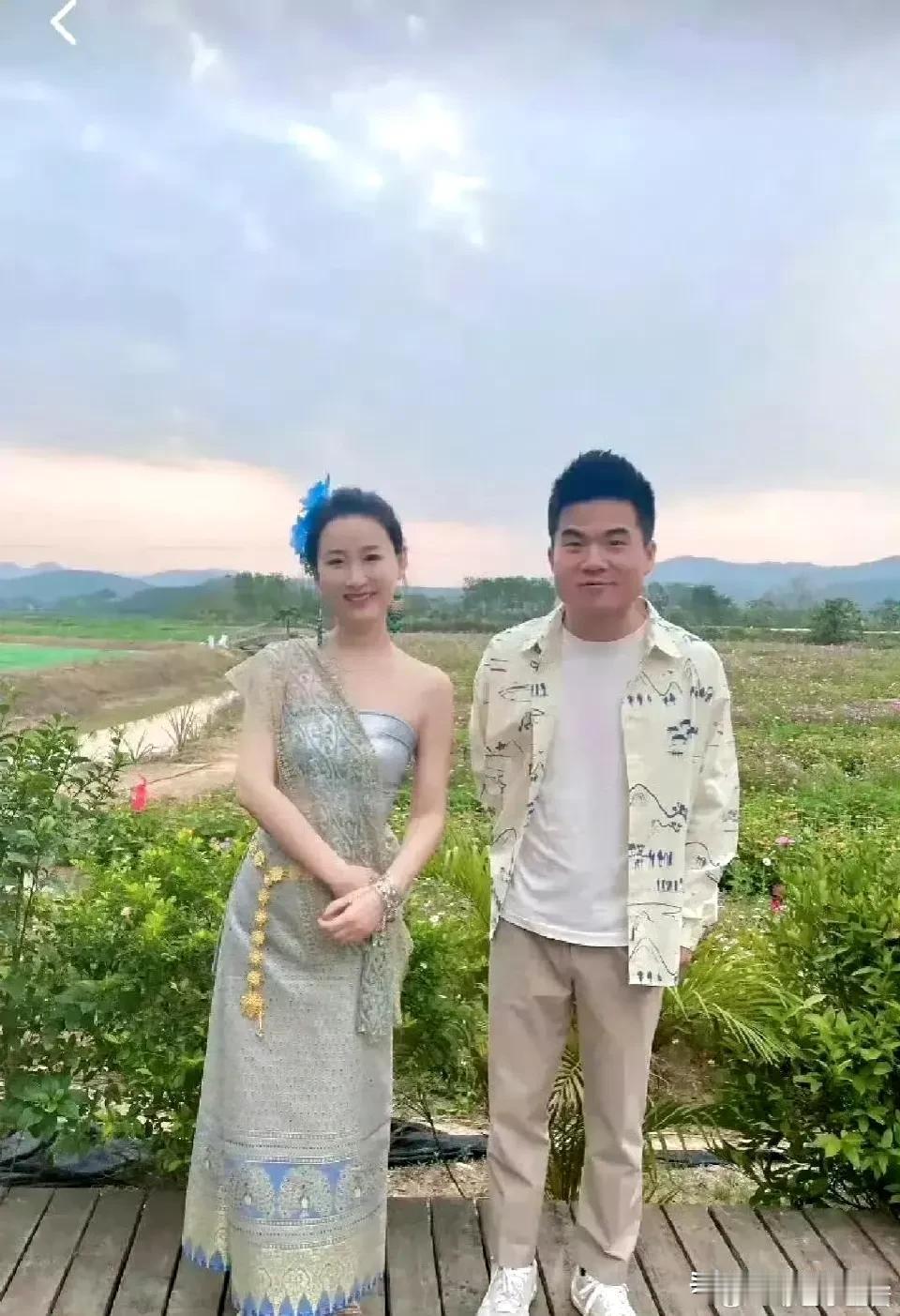 董宇辉现在的心态应该是得意又尴尬。

得意，是因为“与辉同行”现在的销售额平均每