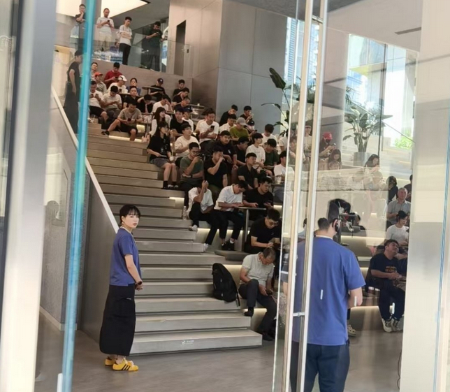 华为门店已开始排队抢购三折叠9月4日下午，华为举行新品发布会并发布多款新品，有趣