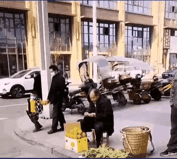 大爷:我初恋时说过的话，没有一句是真的[呲牙]