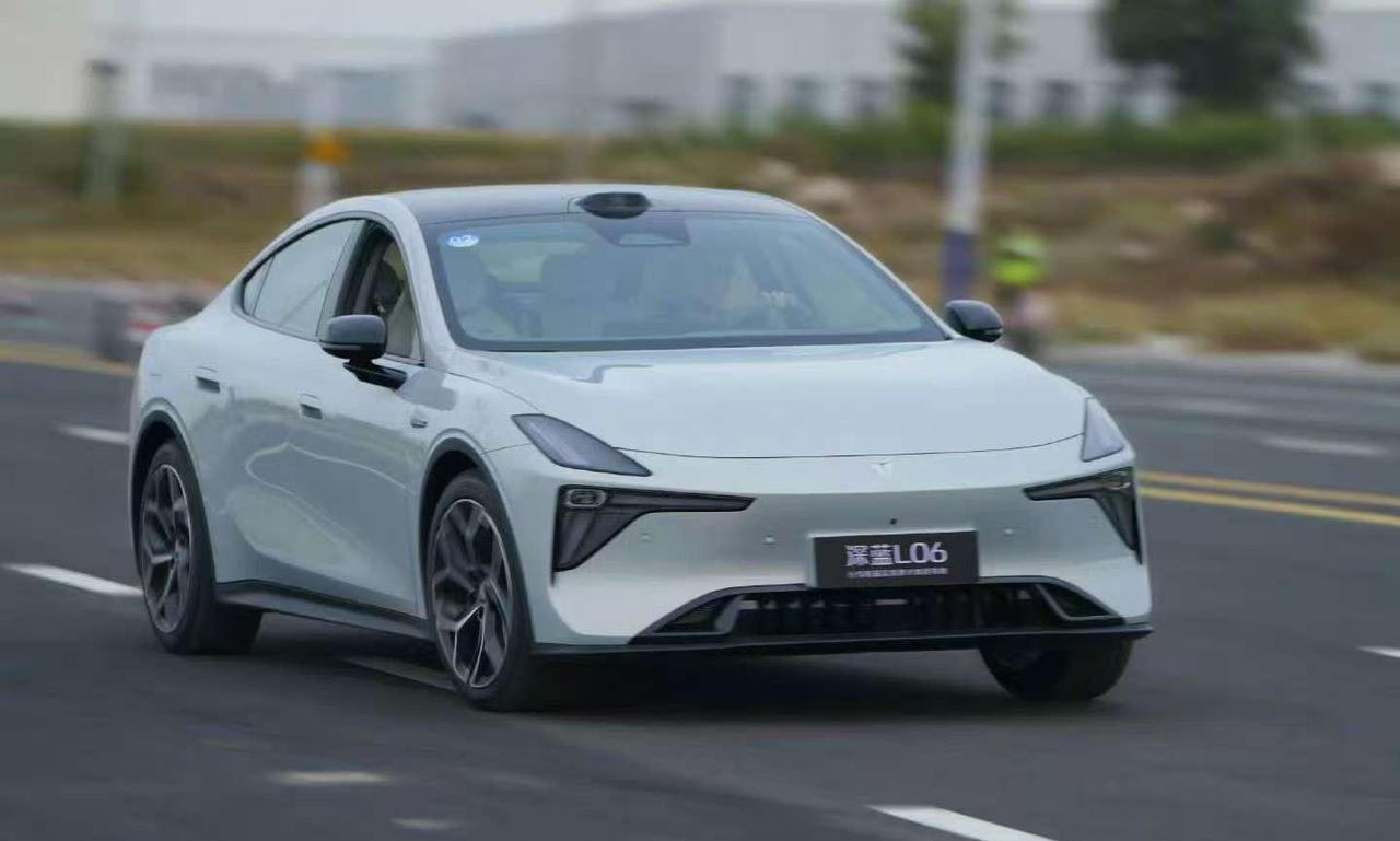 近日，深蓝L06在道路形态复杂的重庆，对其智能辅助驾驶系统进行了一场实地挑战。