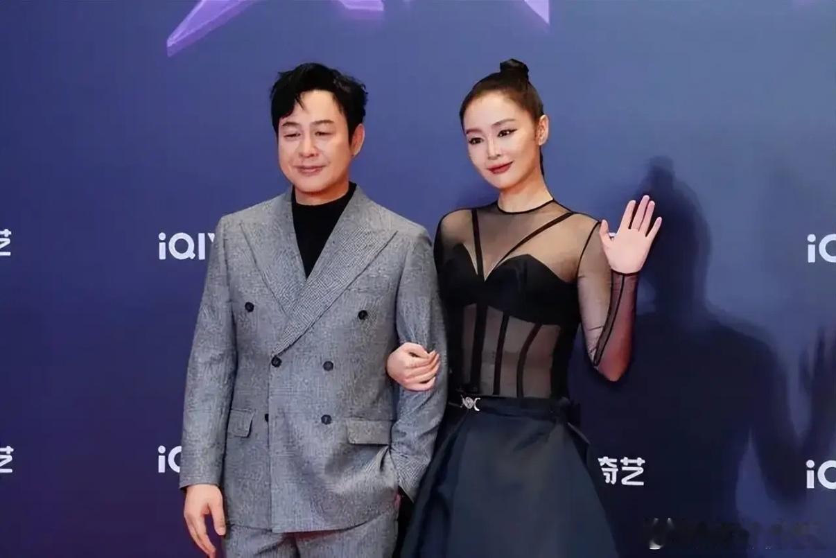 走红之后还能守住烟火气的艺人家庭，在演艺圈里实属少见。谁能想到一路摸爬滚打熬出头